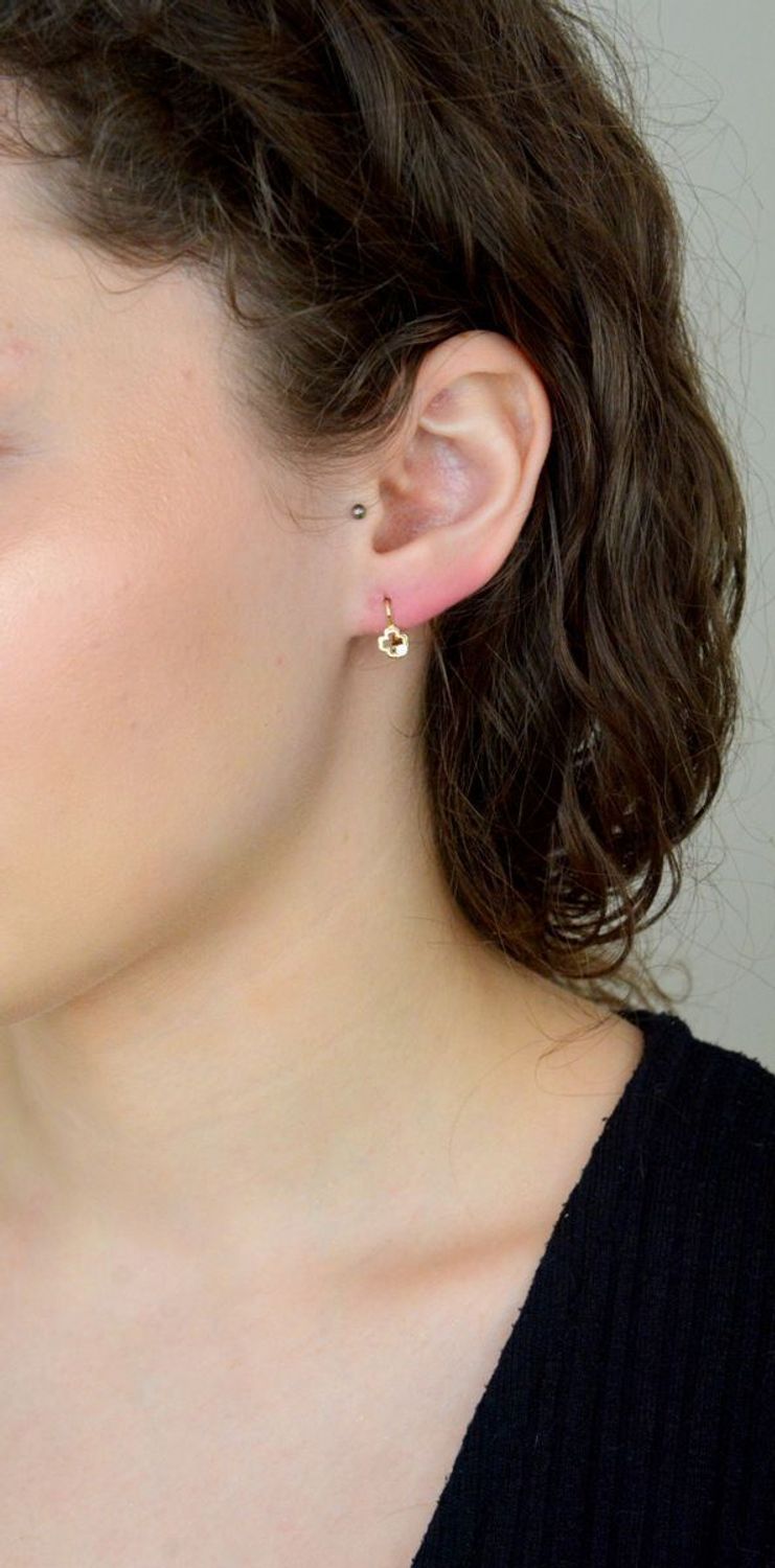 Złote kolczyki dla dziewczynki w kształcie koniczynek próba 585.jpg